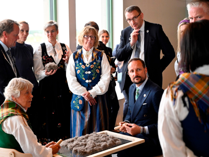 Crown Prince Haakon was told of the bird tenders and how to clean the eider down with a down harp. Photo: Simon Aldra, Brønnøysunds Avis